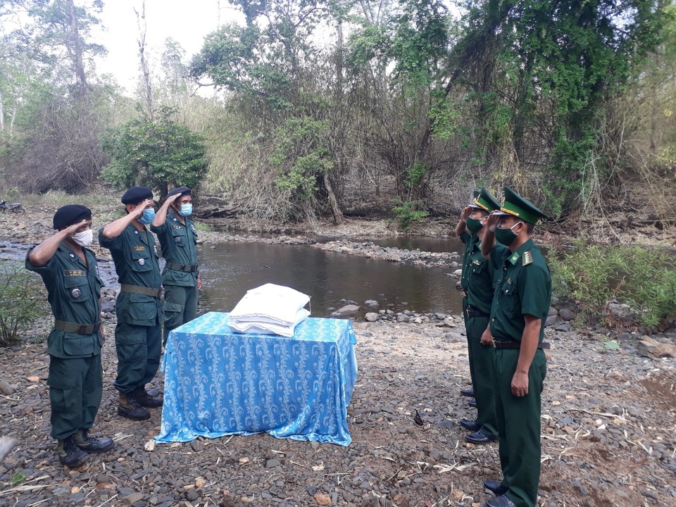Bộ đội biên phòng đến nhà tặng gạo cho đồng bào biên giới - 3 Bộ đội biên phòng đến nhà tặng gạo cho đồng bào biên giới - 3