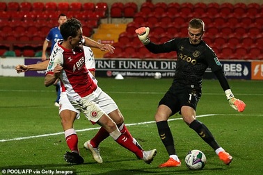 Sau Kepa, đến lượt Jordan Pickford mắc sai lầm ngớ ngẩn