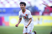 CĐV trầm trồ trước siêu phẩm đá phạt đẹp mỹ mãn của Khuất Văn Khang