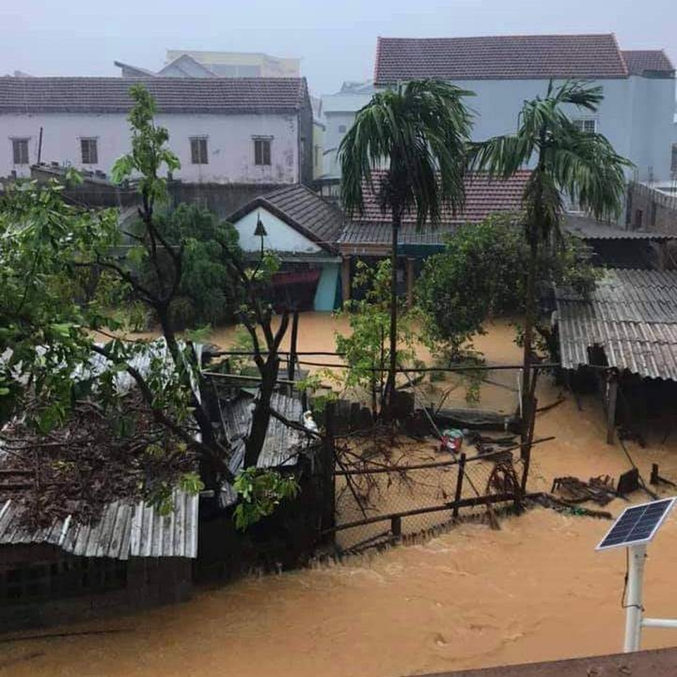 “Rốn” lũ Phong Điền nước dâng nhanh, ngập đến nửa nhà dân - 27 “Rốn” lũ Phong Điền nước dâng nhanh, ngập đến nửa nhà dân - 27