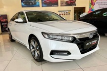 Đối thủ của Toyota Camry chạm “đáy” mới, hạ giá gần 300 triệu đồng