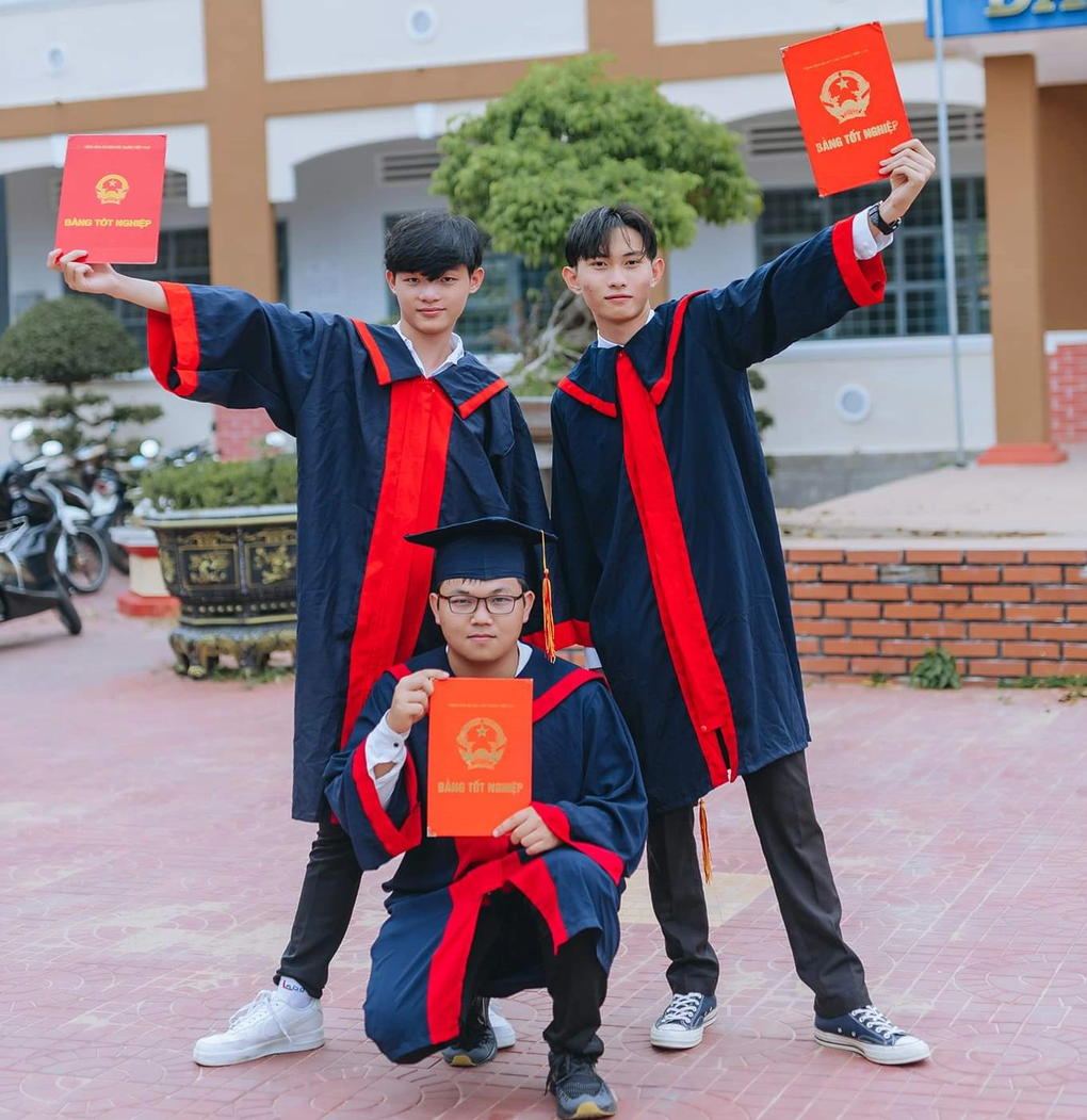 Nghị lực của những thủ khoa phố núi và hành trình chinh phục ước mơ - 4 Nghị lực của những thủ khoa phố núi và hành trình chinh phục ước mơ - 4