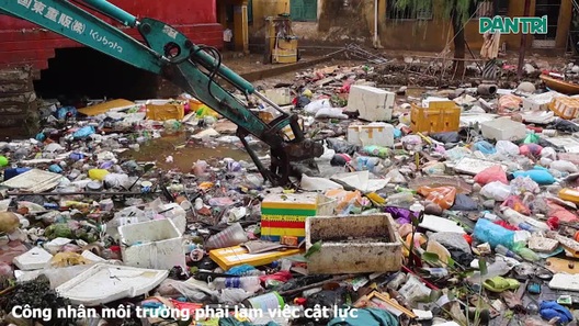 Lũ rút, rác thải bủa vây phố cổ Hội An