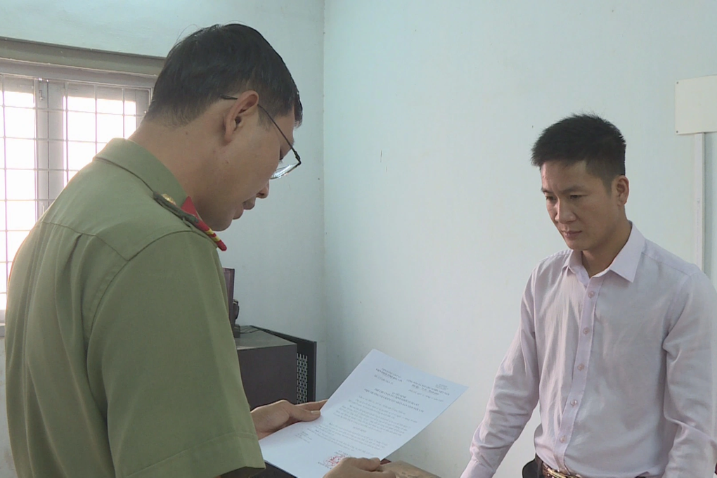 Khởi tố người đàn ông mua súng vì... đam mê - 1 Khởi tố người đàn ông mua súng vì... đam mê - 1