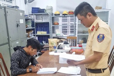 Xử phạt tài xế làm rơi vãi 3 tấn củ sắn trên quốc lộ