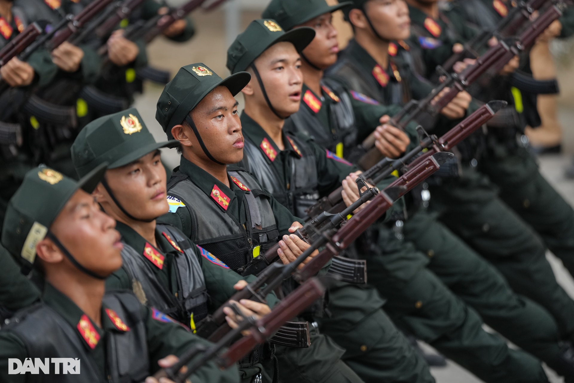 Bên trong thao trường huấn luyện diễu binh, diễu hành cho đại lễ 30/4 - 13 Bên trong thao trường huấn luyện diễu binh, diễu hành cho đại lễ 30/4 - 13