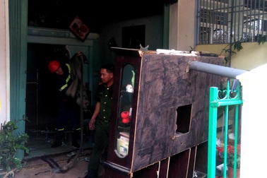 Căn nhà vắng chủ bốc cháy dữ dội