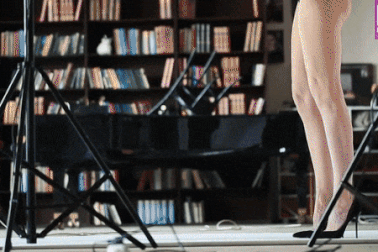 Người mẫu có đôi chân dài nhất thế giới “tấn công”… Hollywood