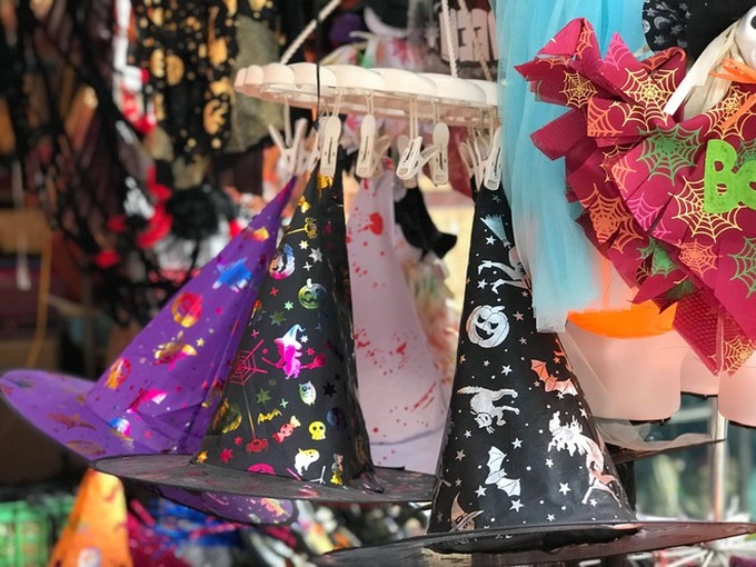 “Ma quỷ” Halloween xuống phố Hàng Mã: Càng kinh dị càng đắt tiền - Ảnh 12. “Ma quỷ” Halloween xuống phố Hàng Mã: Càng kinh dị càng đắt tiền - Ảnh 12.