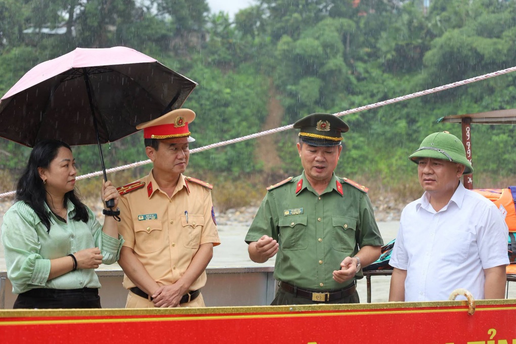 Bộ Công an tặng phà, giúp hơn 1.000 người dân vùng lũ qua sông - 1