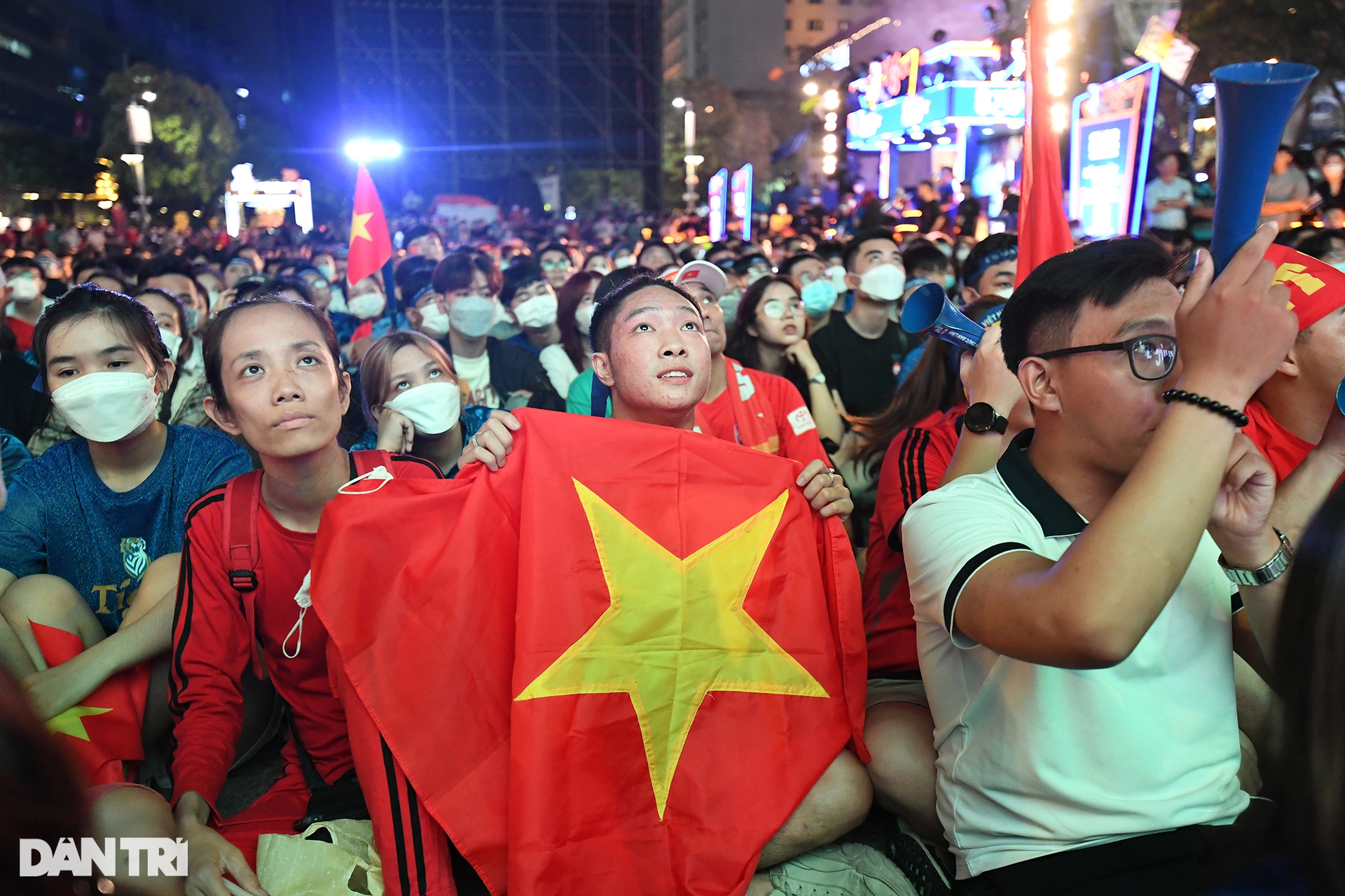 Hàng nghìn cổ động viên TPHCM đổ ra đường mừng U23 Việt Nam vào chung kết - 14 Hàng nghìn cổ động viên TPHCM đổ ra đường mừng U23 Việt Nam vào chung kết - 14