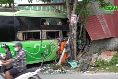 Xe khách, xe tải lao vào xưởng gỗ, nhiều người bị thương