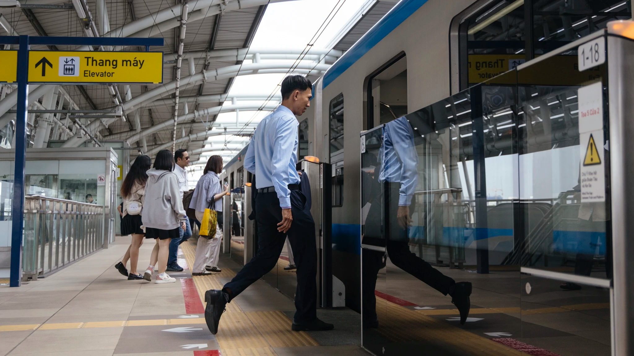 Dù đam mê xe cộ từ nhỏ, tôi chưa từng nghĩ mình sẽ trở thành người lái tàu. Năm 2020, về Việt Nam sau thời gian tham gia chương trình thực tập sinh ở Nhật Bản và nghe tin metro TP.HCM tuyển lái tàu, tôi quyết định thử sức rồi trúng tuyển.