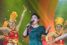 Anh Thơ, Tân Nhàn, Hoàng Tùng xúc động khi hát về tình mẹ