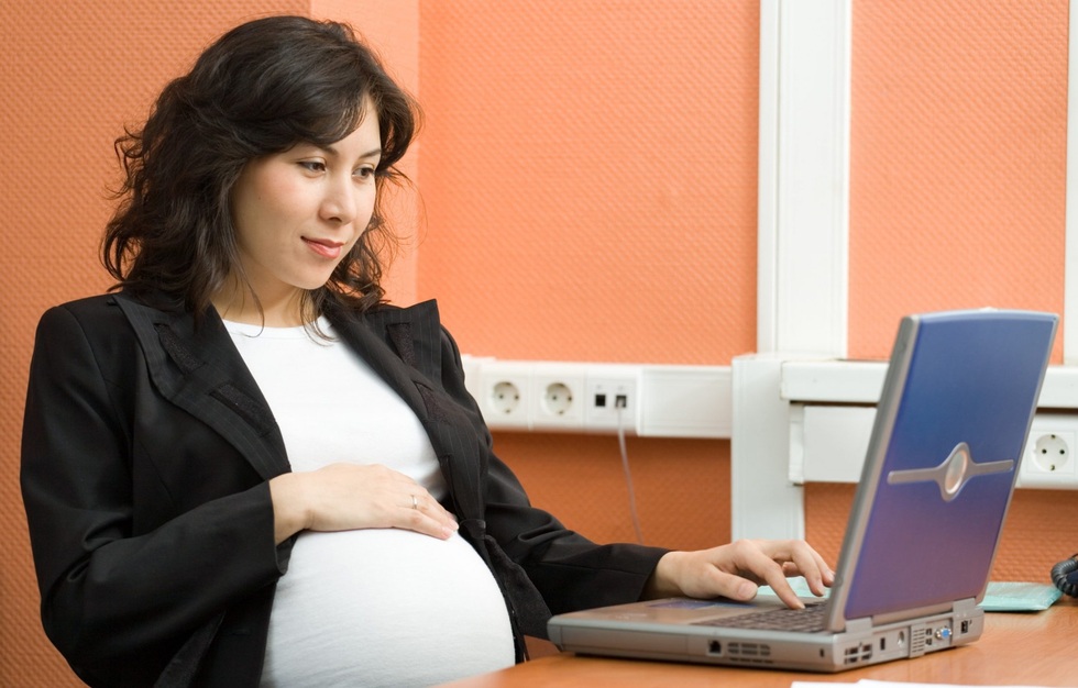 Bị ép thôi việc sau nghỉ thai sản với lý do "tái cơ cấu"