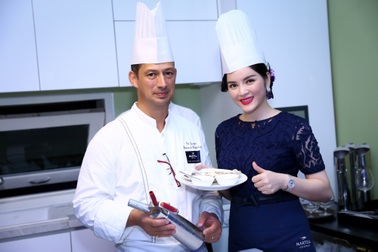 Lỹ Nhã Kỳ vào bếp chiêu đãi khách quý tại nhà riêng