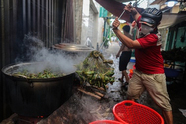 Xóm bánh ú 50 năm tuổi ở TPHCM tất bật ngày đêm dịp Tết Đoan Ngọ