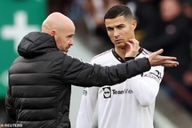 HLV Erik Ten Hag bị tố gài bẫy khiến Ronaldo phải rời Man Utd