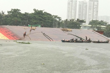 Tàu chở container và sà lan chở cát va nhau, 2 người mất tích