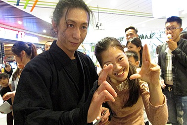 Bạn trẻ Hà thành “tròn mắt” xem ninja phi tiêu, đấu kiếm