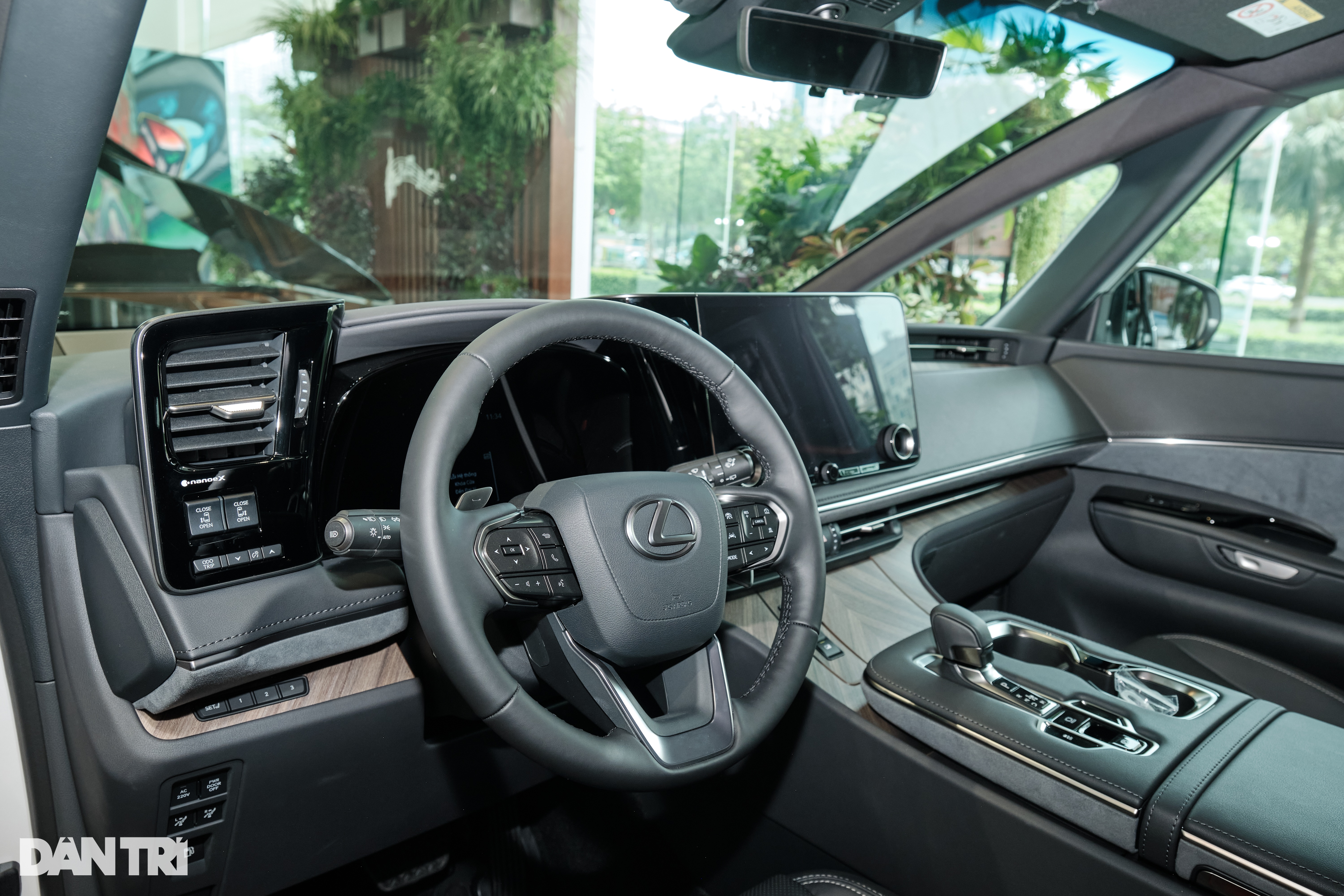 View - Giá 8,71 tỷ đồng, "chuyên cơ mặt đất" Lexus LM 500h 4 chỗ có gì đặc biệt? | Báo Dân trí