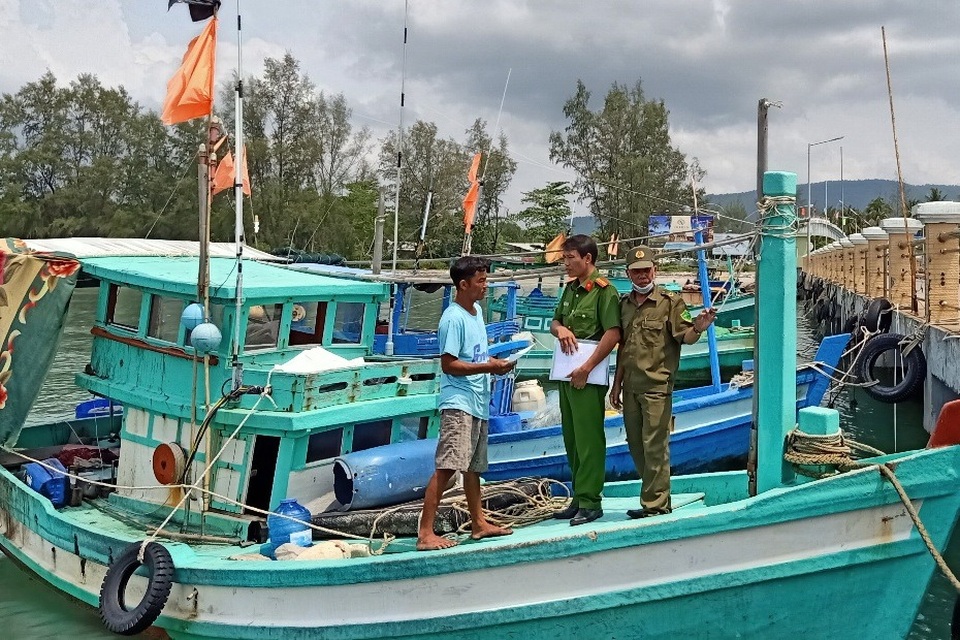Người dân Phú Quốc ngâm tay vào thùng nước đá khi làm... căn cước - 5 Người dân Phú Quốc ngâm tay vào thùng nước đá khi làm... căn cước - 5