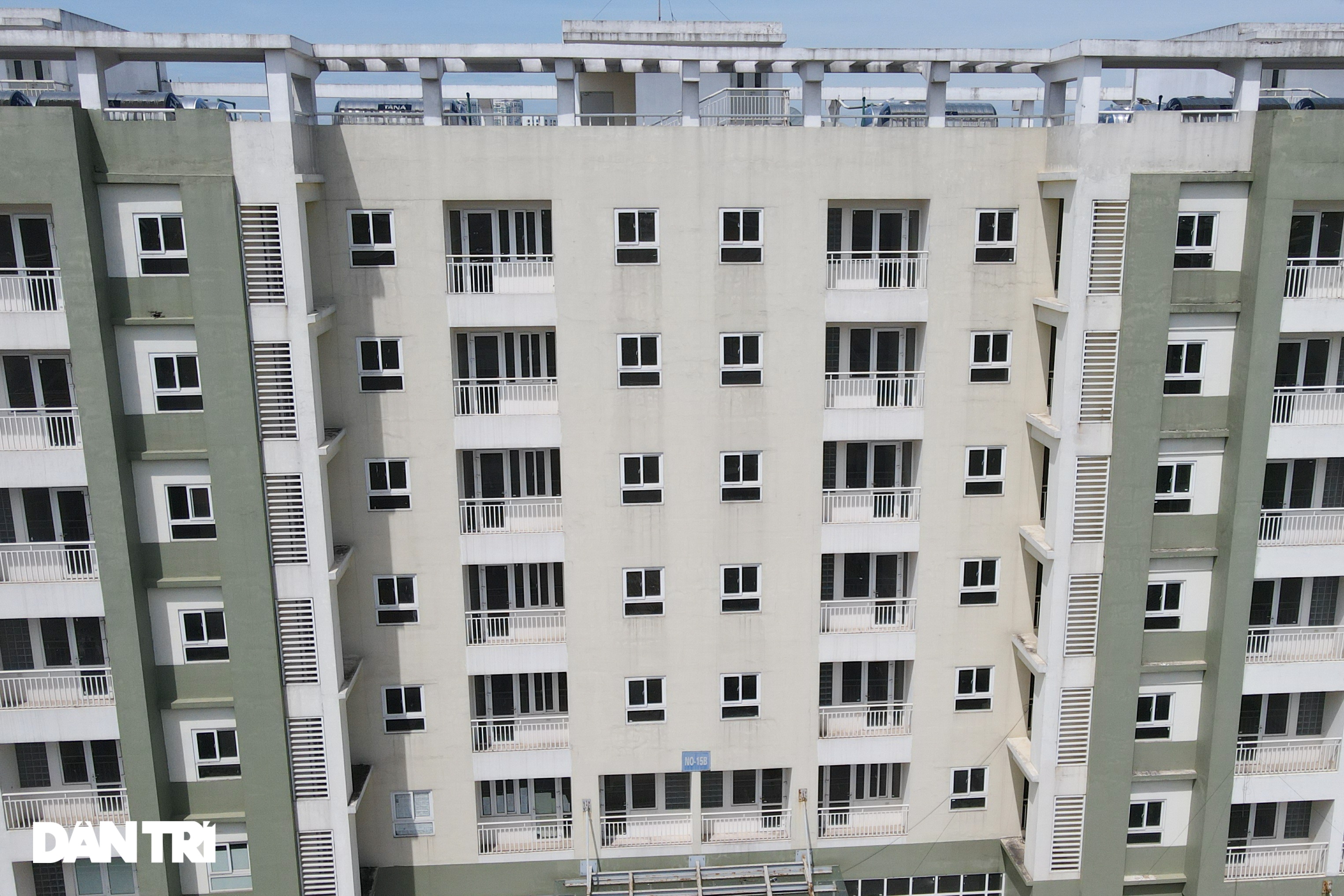 Cận cảnh dãy nhà giãn dân khu phố cổ bị bỏ hoang nhiều năm tại Hà Nội - 4 Cận cảnh dãy nhà giãn dân khu phố cổ bị bỏ hoang nhiều năm tại Hà Nội - 4