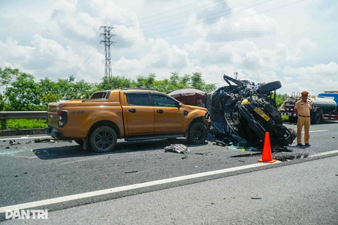 Vụ 4 ô tô đâm nhau trên cao tốc: Xe tưới cây di chuyển ở làn 1 có hợp lý?