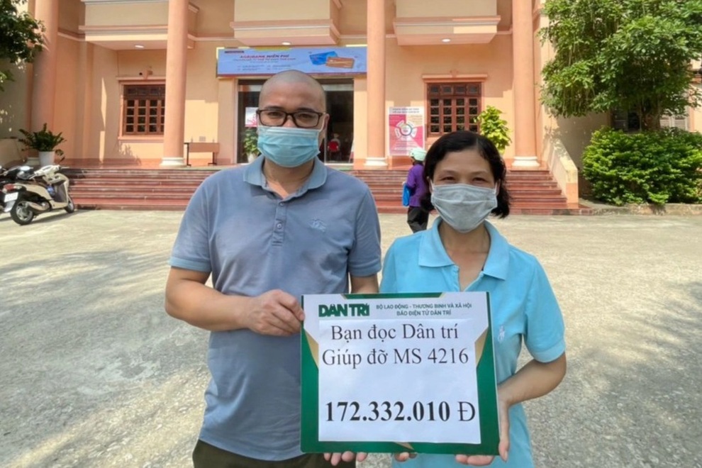 Hàng chục triệu đồng trao tặng các em học sinh có hoàn cảnh éo le - 2 Hàng chục triệu đồng trao tặng các em học sinh có hoàn cảnh éo le - 2