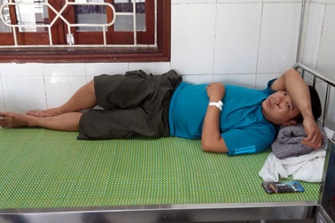 Mâu thuẫn tại quán nhậu, công an viên dùng hung khí tấn công người