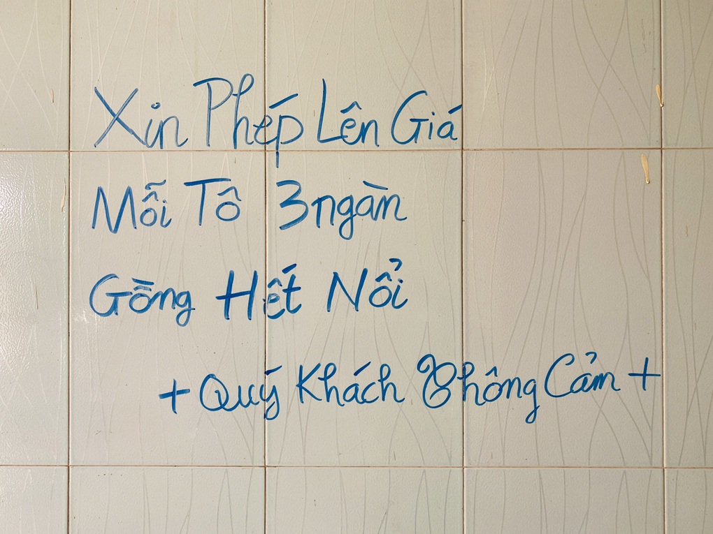 Tiệm mì xin tăng giá 3.000 đồng/ tô vì gồng hết nổi ấm lòng thực khách - 1 Tiệm mì xin tăng giá 3.000 đồng/ tô vì gồng hết nổi ấm lòng thực khách - 1