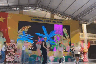 Thầy hiệu phó Hải Phòng vừa nhảy, vừa hát như ca sĩ trong lễ khai giảng