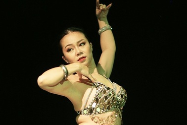 Ngắm đường cong quyến rũ của các vũ công bellydance