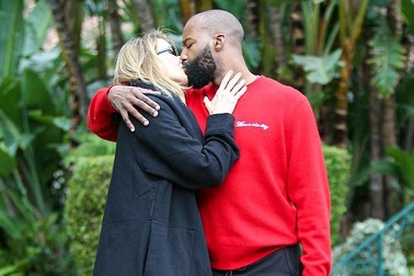 Diễn viên U50 hôn say đắm bạn trai kém 12 tuổi