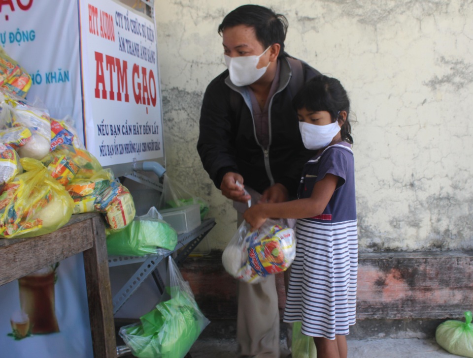 Bạc Liêu: “Cây ATM gạo” di động đến chùa hỗ trợ bà con lao động nghèo - 5 Bạc Liêu: “Cây ATM gạo” di động đến chùa hỗ trợ bà con lao động nghèo - 5