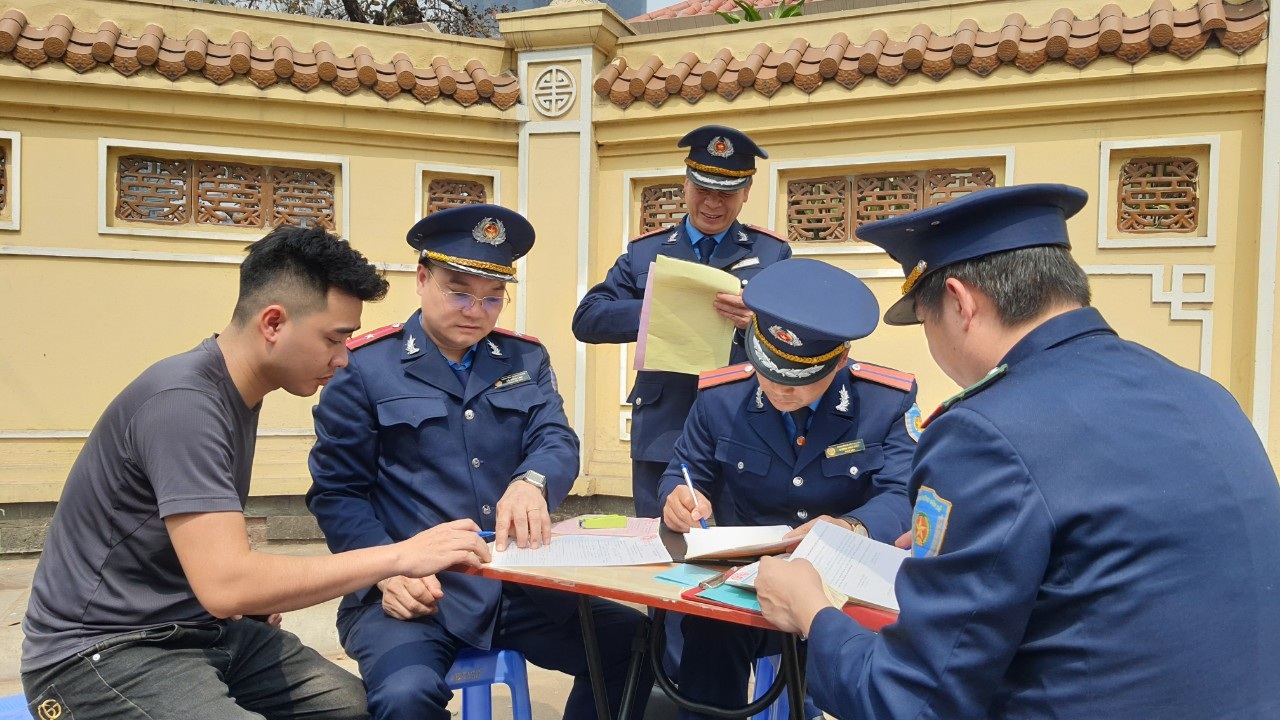 Thanh tra GTVT Hà Nội xử lý xe vận tải hàng hóa hoán cải chở hàng kèm khách - 2