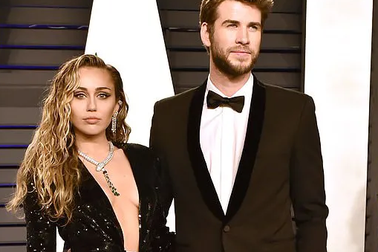 “Liam Hemsworth phát ốm vì Miley tiệc tùng”