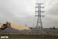 Bất an khi bãi tập kết vật liệu nằm ngay dưới đường điện cao thế