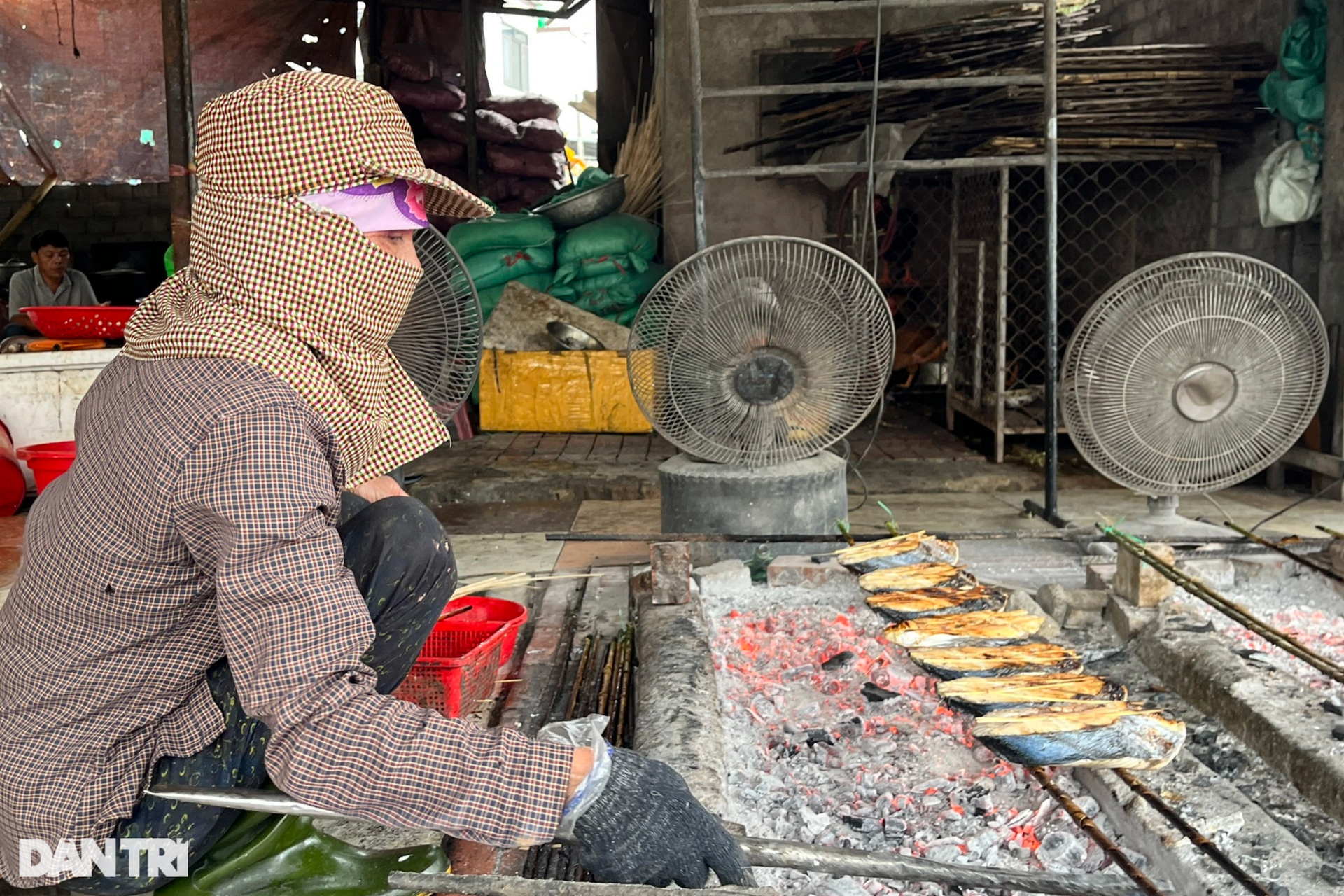 Làng đỏ lửa suốt ngày đêm nướng đủ loại cá, cày vụ Tết - 6