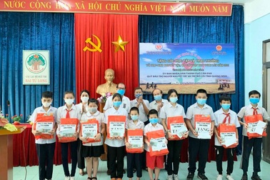 Tặng góc học tập, khen thưởng học sinh vượt khó vươn lên trong học tập