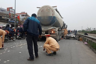 Hà Nội: Xe máy bị cuốn vào gầm xe bồn, 2 người tử vong