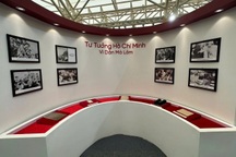 250 ảnh quý về Bác trưng bày ở gian hàng tỉnh Cao Bằng tại triển lãm 80 năm
