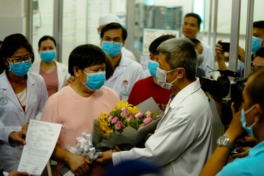 Thứ trưởng Bộ Y tế cùng Ban giám đốc Bệnh viện Chợ Rẫy đã tới tận khoa Bệnh Nhiệt Đới thăm hỏi, chúc mừng và trao giấy ra viện cho bệnh nhân Li Ding