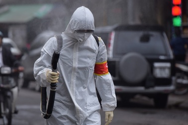 Hà Nội: Xe Quân đội triển khai tiêu độc khử trùng phố Trúc Bạch