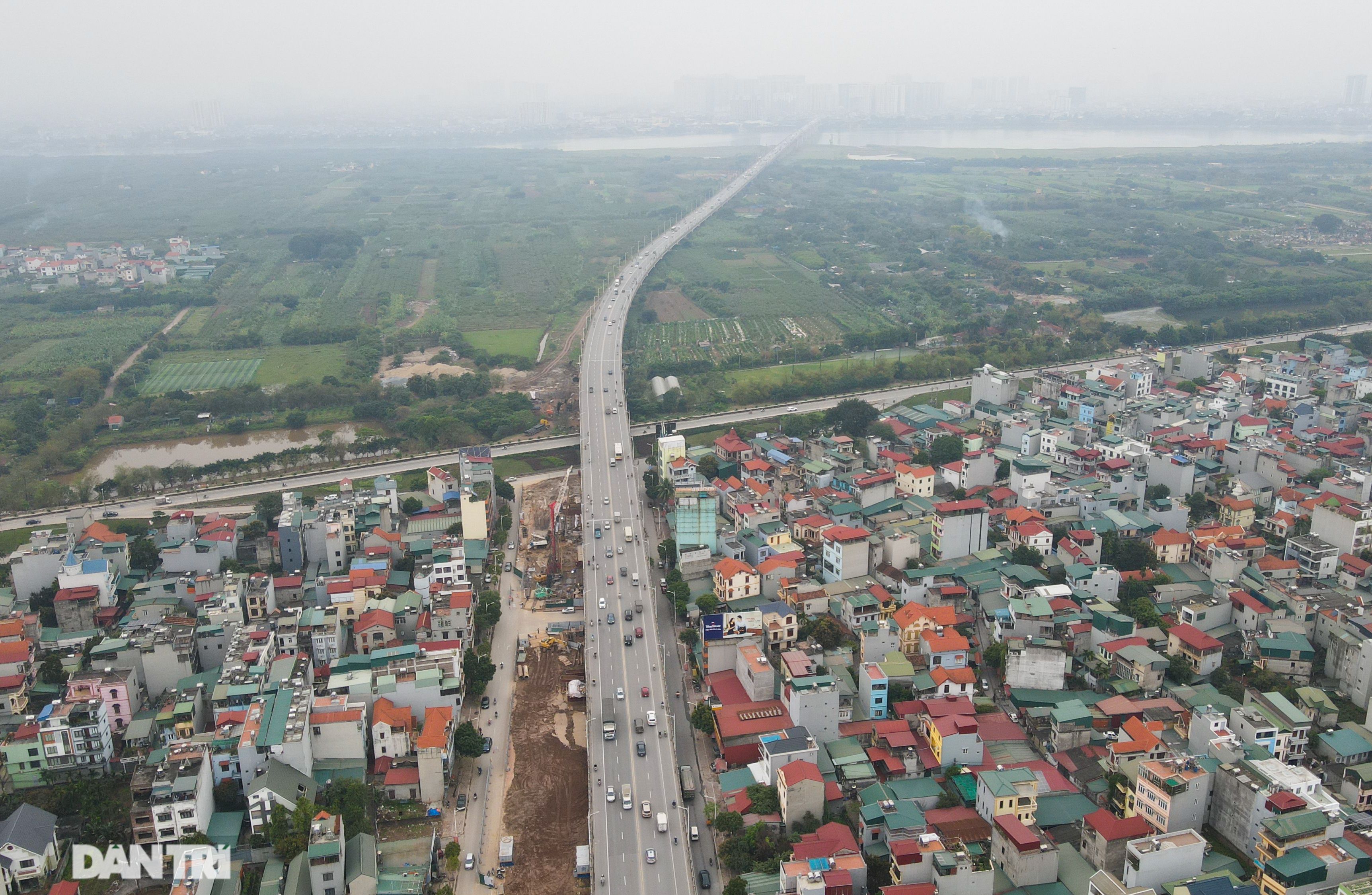 Công trường xây dựng cầu Vĩnh Tuy 2 vượt sông Hồng hơn 2.500 tỷ ở Hà Nội - 1 Công trường xây dựng cầu Vĩnh Tuy 2 vượt sông Hồng hơn 2.500 tỷ ở Hà Nội - 1
