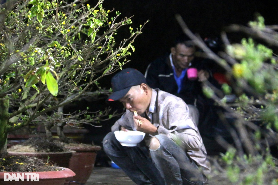 Tiểu thương bán hoa Tết: Sau giao thừa chúng tôi mới về nhà - 8 Tiểu thương bán hoa Tết: Sau giao thừa chúng tôi mới về nhà - 8