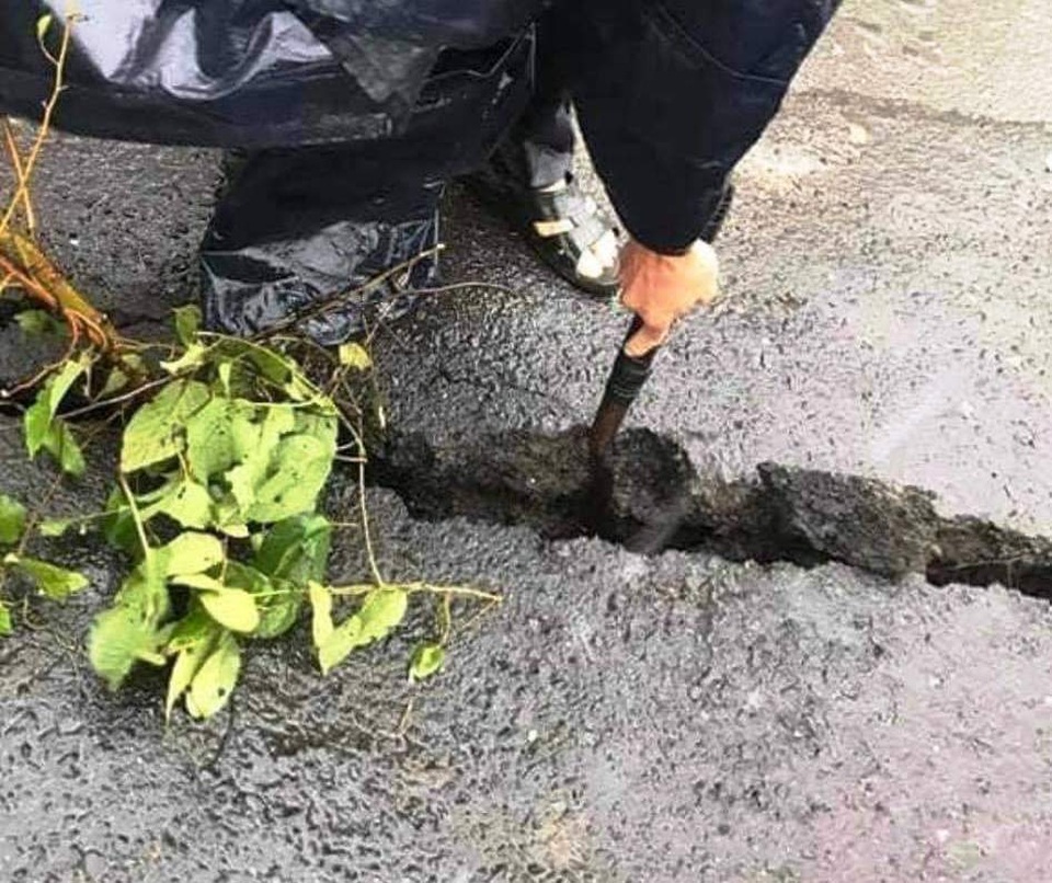 Ảnh hưởng bão số 9, nhiều tuyến đường tỉnh Kon Tum sạt lở, nứt toác - 2 Ảnh hưởng bão số 9, nhiều tuyến đường tỉnh Kon Tum sạt lở, nứt toác - 2
