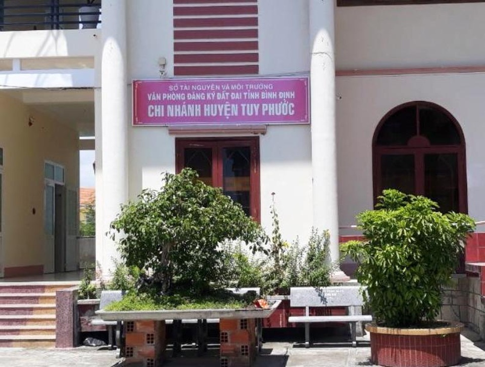 Chủ tịch Bình Định chỉ đạo xử lý cán bộ “ngâm” hồ sơ của dân - 1 Chủ tịch Bình Định chỉ đạo xử lý cán bộ “ngâm” hồ sơ của dân - 1