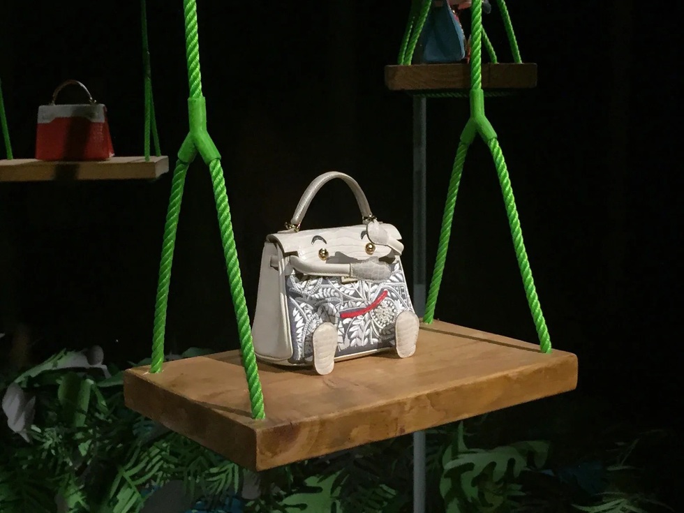 Mẫu túi xách hình người độc lạ, có giá lên đến 5,5 tỷ đồng vẫn cháy hàng - 3 Mẫu túi xách hình người độc lạ, có giá lên đến 5,5 tỷ đồng vẫn cháy hàng - 3