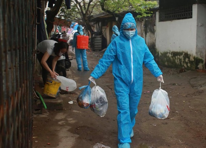 Ảnh: Công tác chăm sóc, bảo vệ người dân trong khu cách ly ngõ 165 Cầu Giấy  - Ảnh 5.